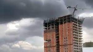 En la provincia de Corrientes, el fuerte viento de un temporal que ocurrió este martes provocó la caída al vacío de una grúa que se encontraba en la terraza de un edificio en construcción. Afortunadamente, no se registraron heridos ni daños en casas cercanas.